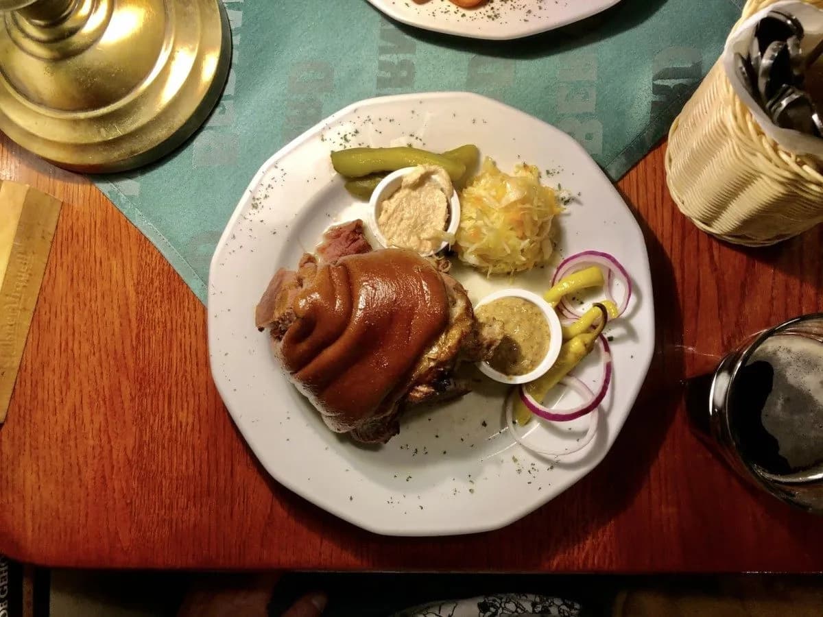 Gdzie zjeść golonkę? Najlepsze restauracje w Krakowie i więcej