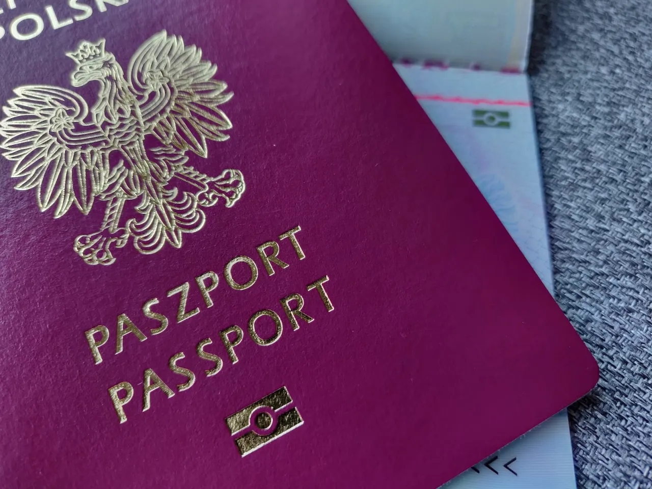 Jak rozpoznać paszport biometryczny? Cechy, które musisz znać