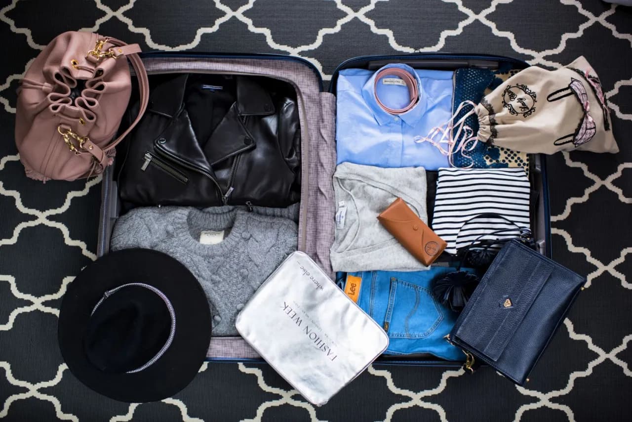 Jak spakować marynarkę do walizki, aby uniknąć zagnieceń i uszkodzeń